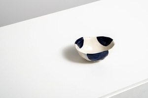 Bol à soupe artisanal en céramique peint à la main, motif géométrique abstrait audacieux, finition émaillée résistante à la chaleur pour un attrait moderne à la table - Product Image 4