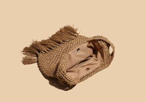 Complementa tus aventuras al aire libre con esta encantadora bolsa de hilo natural con una base con borlas y asas superiores. - Product Image 2