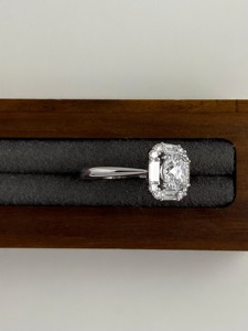 แหวนเพชรทรงกลมเจียระไนแบบบริลเลียนท์ 1.60 กะรัต ประดับเพชรทรงบาแกตต์ด้านข้าง ตัวเรือนทองคำขาว 14K ดีไซน์หรูหรา เหมาะสำหรับเป็นแหวนหมั้น - Product Image 4