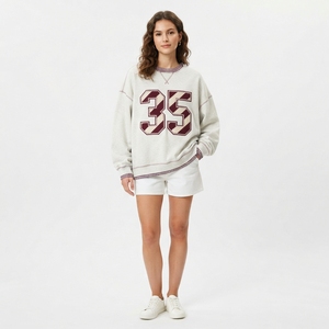 Ensemble décontracté pour femme : Sweat-shirt oversize à col montant et manches longues, design élégant, et short blanc assorti - Product Image 6