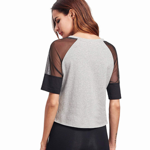 Blusa de Mujer Gris con Mangas Raglán de Malla y Rayas Negras, Cuello Redondo, Estilo Casual, Manga Tres Cuartos, Diseño con Combinación de Colores Sólidos - Product Image 2