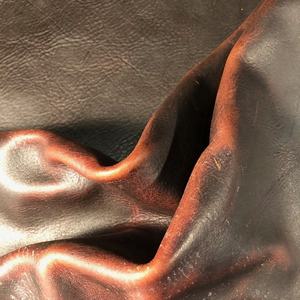 Cuero ISONZ: Piel de vacuno curtida al aceite, resistente a las manchas, con acabado pulido y patrón, ideal para bolsos, zapatos, cinturones y sofás. - Product Image 1