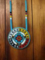 Ensemble collier et boucles d'oreilles tendance en perles de verre multicolores avec chaîne à maillons pour un style ethnique moderne indo-occidental