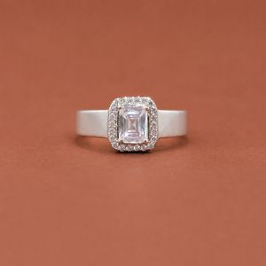 Anillo de compromiso de plata S925 con moissanita de corte esmeralda, banda ancha plana y halo, anillo llamativo para boda - Product Image 1