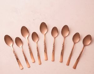 Elegante juego de cucharas de metal color oro rosa con acabado mate, aptas para lavavajillas, para uso en bodas y en el hogar. - Product Image 1