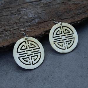 Boucles d'oreilles circulaires en os sculpté, design moderne imitation artisanat naturel, bijoux faits à la main écologiques HASAN CRAFT - Product Image 3