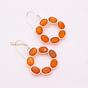 Boucles d'oreilles pendantes en argent sterling 925 massif avec cabochon ovale naturel en cornaline et cercle ouvert, collection Memoria Jewels, vente en gros - Product Image 4