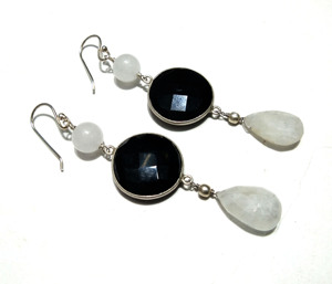 Pendientes de ónix negro natural y piedra lunar arcoíris: Pendientes colgantes de plata de ley 925 para niñas y mujeres - Product Image 1
