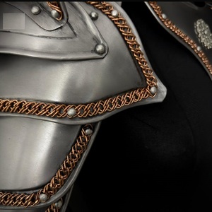 Pechera de acero niquelado negro con diseño antiguo y forma irregular para exhibición de arte coleccionable - Product Image 4