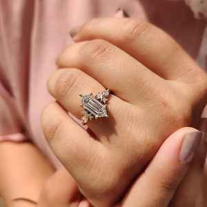 Bague de fiançailles en or massif 14 carats pour femme, sertie de trois pierres de laboratoire de forme hexagonale allongée de 3,01 carats, idéale pour un cadeau de promesse de mariage. - Product Image 4