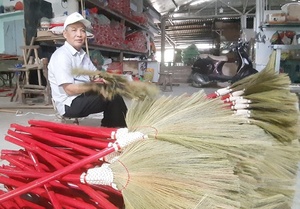 Balai à gazon doux vietnamien pour le balayage avec long manche en plastique Balai de nettoyage à usage domestique Prix bon marché Exportation du Vietnam - Product Image 2