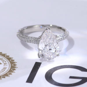 Bague de fiançailles classique pour femme avec diamant taille poire et pavé de pierres de laboratoire - Product Image 4