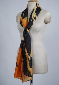 Bufanda con estampado abstracto llamativo para mujer, tela suave, chal largo, estola moderna, accesorio suave para el cuello para uso diario. - Product Image 3