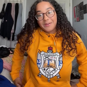 Sweat à capuche unisexe bleu roi et or à manches longues avec imprimé graphique et poche kangourou, style streetwear décontracté - Product Image 2