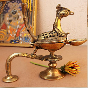 Diya de latón con un hermoso diseño de pétalos grabado. Realza la belleza de tu espacio de altar. Disponible a precios de mayorista. - Product Image 2