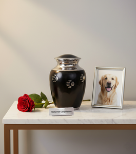โกศบรรจุอัฐิสัตว์เลี้ยงอะลูมิเนียมสีดำสนิท ดีไซน์หรูหรา พร้อมฝาเกลียวล็อคแน่นหนา สลักลายอุ้งเท้าสีเงิน แสดงความรำลึกถึงสัตว์เลี้ยงอย่างสง่างามและยาวนาน สีที่สามารถกำหนดเองได้ - Product Image 2