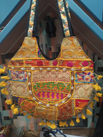 Sac fourre-tout brodé patchwork tribal, sac à bandoulière bohème, sac à main artisanal en textile avec coquillages et pompons pour femme