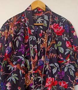 Robe Kimono Bohème Noire à Motifs Floraux en Coton 100% – Longue Robe de Nuit à Manches Longues avec Poches – Vente en Gros – Prêt à Expédier – Fabricant - Product Image 6