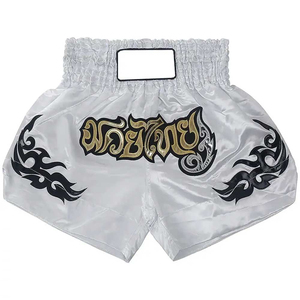 Shorts de boxe Muay Thai unisexe blancs avec broderie dorée, motif tribal noir, logo extensible sur le devant, coupe régulière, séchage rapide, polyester - Product Image 1