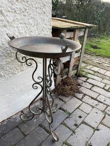 Vintage Iron Birdbath <b>Stand</b> Outdoor Garden Decor Weather Resistant Natural Finish <b>Bird</b> Theme Freestanding - Product Image 4