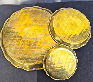 Plato de Presentación Redondo de Metal Dorado, Martillado y Pulido, Decoración para Mesa de Boda o Evento, Chapado en Oro, Elegante, Moderno y Vintage - Product Image 5