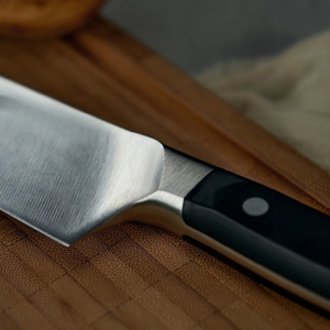 Couteaux de cuisine Santoku à manche riveté noir avec lame argentée lisse et embout argenté pour couper, hacher et trancher les légumes - Product Image 6