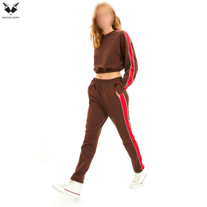 Ensemble de survêtement tendance pour femme avec haut court et pantalon de jogging, idéal pour l'entraînement, les loisirs et les voyages. - Product Image 4