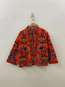 เสื้อแจ็คเก็ตกำมะหยี่ซูซานีทำมือสุดหรูสำหรับผู้หญิง งานปักลายดอกไม้สไตล์ศิลปะ โบฮีเมียน สำหรับเทศกาลฤดูหนาว เสื้อโค้ทสั้น - Product Image 1