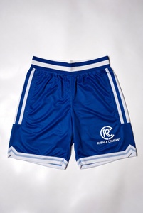 Shorts de basket-ball brillants marron avec bordure blanche et noire et logo brodé, conçus en studio professionnel pour des vêtements de sport haut de gamme pour équipes. - Product Image 5