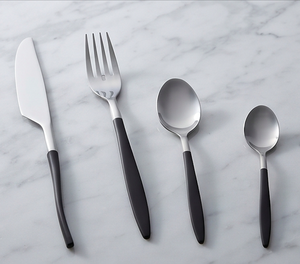 Ensemble de couverts modernes en acier inoxydable argenté à manche noir avec fourchette, cuillère et couteau pour table à manger, cuisine et usage quotidien - Product Image 1