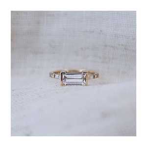 แหวนหมั้นเพชรทรงบาแก็ตต์ 14K ทองคำแท้ เพชรเพาะเลี้ยงในห้องปฏิบัติการ ดีไซน์กึ่งขอบแบบอาร์ตเดโค ประดับเพชรทรงปรินเซส แหวนเดี่ยวแบบโซลิแทร์ แหวนสัญญาแบบซ้อนได้ - Product Image 3