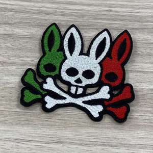 Patch logo personnalisé en PVC et caoutchouc pour vêtements, sacs et accessoires – Patch logo en caoutchouc souple de qualité supérieure avec design personnalisé - Product Image 2