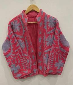 Veste courte rose personnalisée pour femme, brodée Suzani, faite main, à motif floral, ouverte sur le devant, style décontracté, en tricot épais brodé floral - Product Image 1