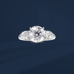 Bague en platine Pt950 avec trois diamants ronds, bague de fiançailles classique pour femme, diamant créé en laboratoire certifié IGI - Product Image 2