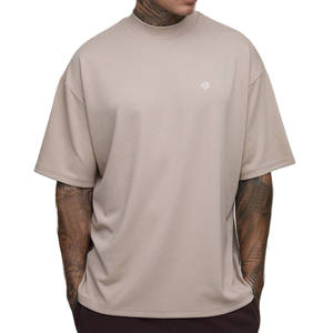 Camiseta de algodón premium con cuello resistente y logo minimalista en el pecho para hombre, ideal para fabricación al por mayor con marca privada OEM. - Product Image 1