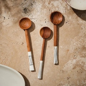 Ensemble de cuillères en bois écologiques avec design de manche artistique, finition lisse, ustensiles durables et écologiques pour la cuisine, le service et les cadeaux - Product Image 1