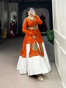 Conjunto de Lehenga Choli listo para usar para Navratri, con tela de rayón de diseño que se ha enriquecido con el tradicional patchwork Gamthi y un toque de Gota Patti. - Product Image 2