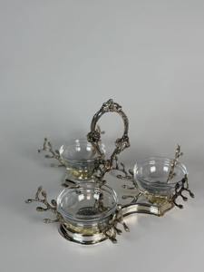 Ensemble de trois coupelles à chocolat en verre de style antique avec support en argent, pièce décorative attrayante pour la table à manger, provenant d'Inde. - Product Image 4