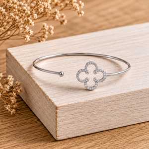 Bracelet fin en or massif 10K 14K 18K avec diamant de laboratoire rond, motif trèfle, breloque florale délicate, empilable, ajustable, motif quadrifoliaire - Product Image 3