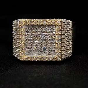 Anillo de Compromiso Clásico Estilo Hip Hop con Moissanita de Corte Cojín y Piedras Laterales, Bañado en Rodio para Bodas y Celebraciones - Product Image 5