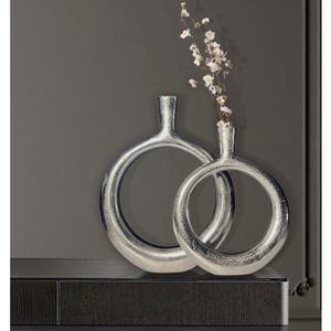 Collection limitée - Vase en métal géométrique moderne, 29 cm, fait main, décoration de table, finition argentée - Product Image 4