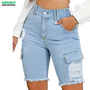 กางเกงยีนส์ขาสั้นเอวสูงสำหรับผู้หญิง ทรงคาร์โก้ ขาดรุ่ยที่ชายกางเกง ทรงปกติ สีซีดกลาง ผ้าฝ้าย 100% เป็นมิตรต่อสิ่งแวดล้อม มีกระเป๋าข้าง - Product Image 3