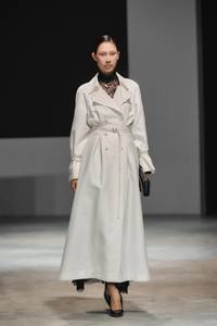 Nuevas faldas para mujer en venta, ecológicas, ELARA MIDI SKIRT, elegantes con decoración de encaje, faldas de punto con encaje floral, hechas en Vietnam. - Product Image 4