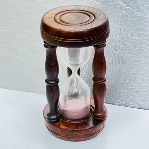 Sablier en bois de 7 pouces avec sable rose |   Horloge à sable de table rustique avec design croix d'ange pour décoration de fête d'anniversaire - Product Image 1