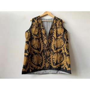 Chaleco sin Mangas de Terciopelo Negro con Bordado Suzani, Estilo Étnico Uzbeko Vintage, de Alta Calidad, Regalo para Mujer - Product Image 4