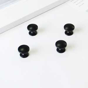 Nouvelle Arrivée Poignée Ronde Minimaliste en Alliage de Zinc Noir Mat pour Meubles, Armoires de Cuisine, Tables de Chevet et Tiroirs de Salle de Bain - Product Image 2