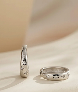 Pendientes de Aro de Plata 925 con Baño de Oro de 18K, Diseño Minimalista con Patrón de Estrella y Moissanita Corte Princesa, Unisex, para Uso Diario, Regalo para Fiestas - Product Image 2