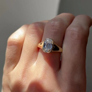 Anillo de compromiso con diamante cultivado en laboratorio de 3.00 quilates con corte cojín, engaste tipo bisel, oro amarillo de 14K, certificado IGI, anillo de promesa - Product Image 3