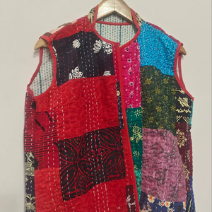 Chaleco corto sin mangas hecho a mano en India, de algodón multicolor, estilo Kantha, con parches, para mujer, nuevo y superventas. - Product Image 1
