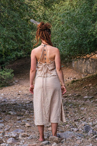 Robe longue artisanale en coton Khadi avec imprimé géométrique tribal, style bohème, sans manches, col halter, avec fente latérale - Product Image 3